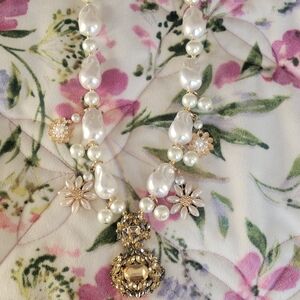 Elegant Pearl and Gold Floral Necklace Costume